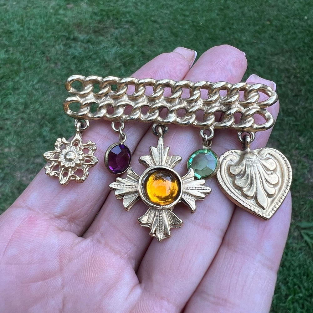 Vintage Gold-tone Costume Dangle Charm Chain Bar Brooch - Picture 6 of 17